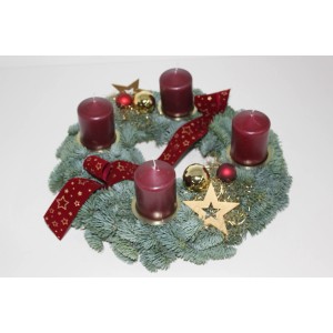 Adventskranz mit 4 bordeauxfarbenen Kerzen, Ø 35 cm, geschmückt mit Schleifen und Kugeln.