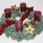 Adventskranz mit 4 bordeauxfarbenen Kerzen, Ø 35 cm, geschmückt mit Schleifen und Kugeln.