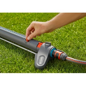 Gardena AquaZoom S Viereckregner in Nutzung auf Rasen, Detailaufnahme der Einstellung.
