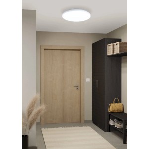 Weiße EGLO LED-Deckenleuchte KAOKI mit Backlight, 315mm Durchmesser, neutralweißes Licht im Flur.