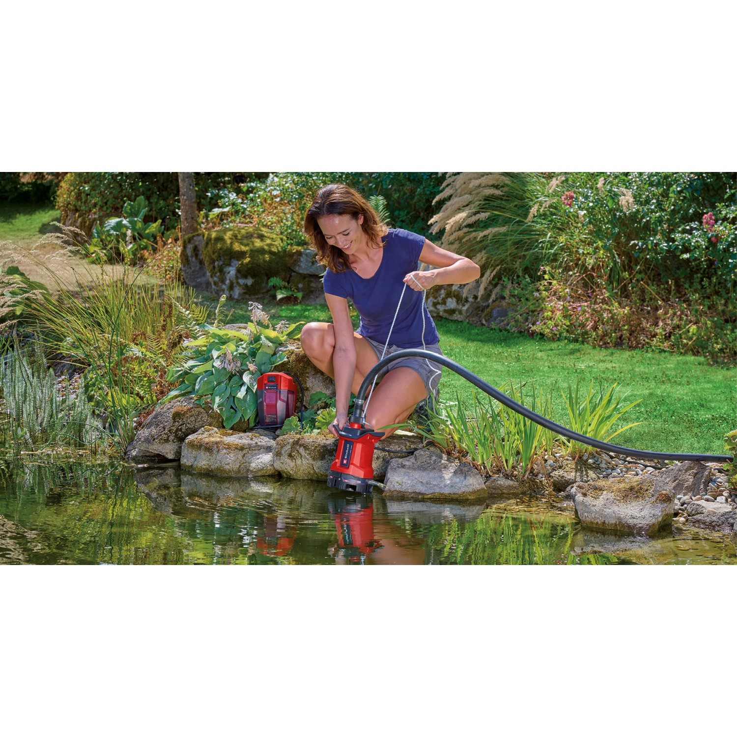 Einhell Akku-Wasserpumpe GE-DP 18/25 LL Li Solo im Einsatz am Gartenteich.
