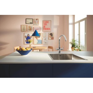 Grohe Blue Pure Start Curve Küchenarmatur-Set mit Aktivkohlefilter in Silber vor Spüle.