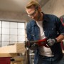 Einhell Universalsäge TE-AP 750 E beim Sägen von Holz. Rote Säbelsäge mit Mann in Arbeitskleidung.
