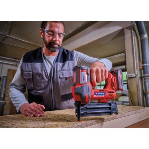 Einhell Akku-Nagler Fixetto 18/50 N im Einsatz, rote Akku-Nagelpistole mit Handwerker