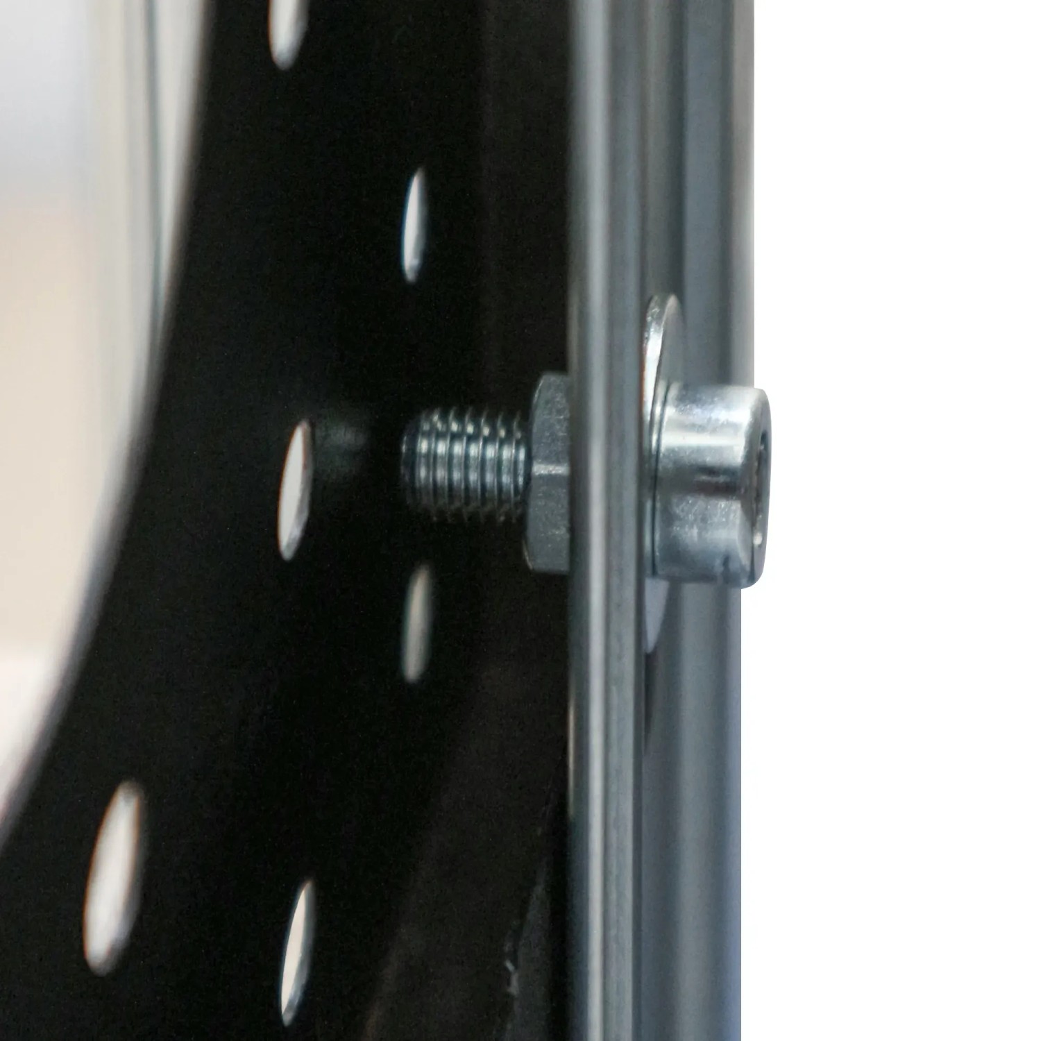 Detailaufnahme: Schraubverbindung der AR Shelving Werkbank mit Lochwand.