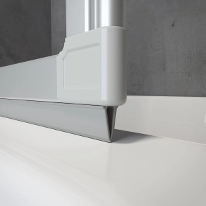 Detailaufnahme: Untere Ecke vom Schulte Badewannenaufsatz, 3-teilig, Alu-Natur.