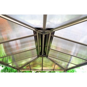 Innenansicht des Palram Canopia Martinique Gartenpavillons mit Dach aus Doppelstegplatten.