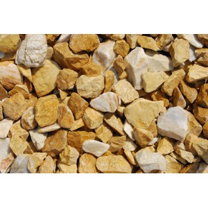 Nahaufnahme von Gold-Ocker Marmorbruch Zierkies (25-50mm) im Big-Bag.