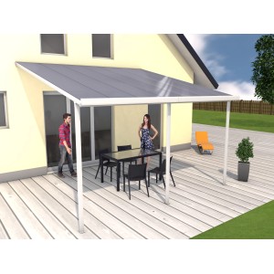 Weiße Gutta Terrassenüberdachung mit Polycarbonatplatten, montiert an einem Haus mit Terrasse und Gartenmöbeln.