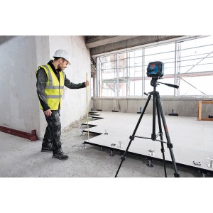 Bosch Professional GLL 20-22 G Linienlaser mit Stativ im Einsatz auf Baustelle.