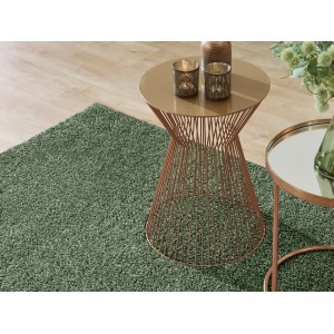 Grüner Kurzflorteppich „Vital“ (115x170 cm) neben Beistelltischen.