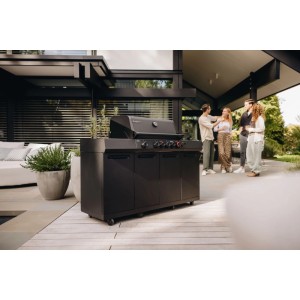 Enders Gasgrill Uniq 4 IK Kitchen Cruster Shadow, schwarzer Grill mit Unterschrank und Personen im Hintergrund.