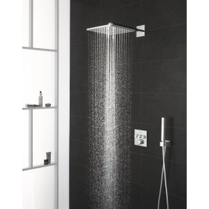 Grohe Rainshower 310 SmartActive Cube Kopfbrause-Set in Chrom mit zwei Strahlarten im Duschbereich.