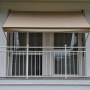Angerer Klemmmarkise Style in Taupe, 150x150 cm, montiert auf einem Balkon.