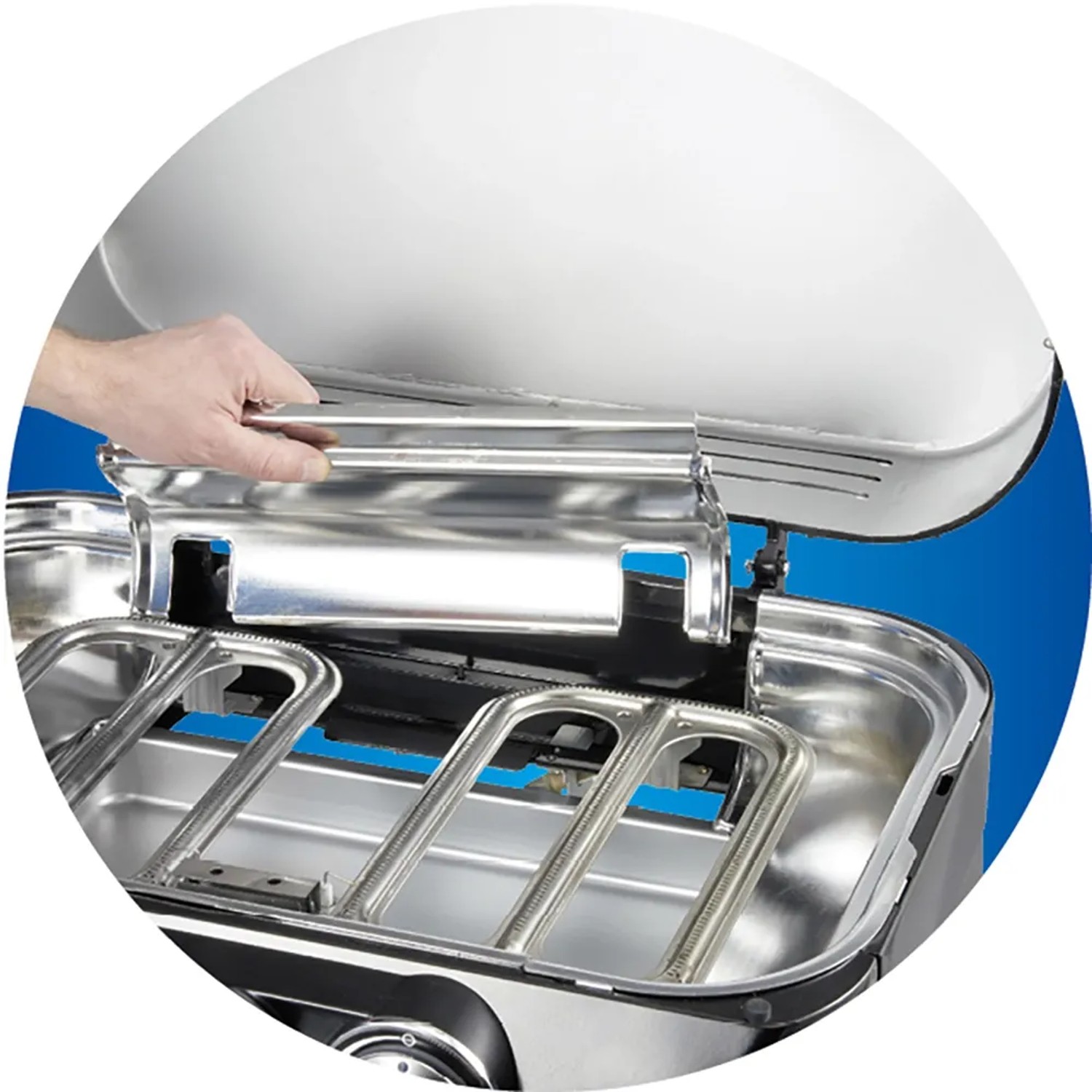 Campingaz Attitude 2100 LX Gas-Tischgrill mit geöffnetem Deckel und Blue Flame Brenner.