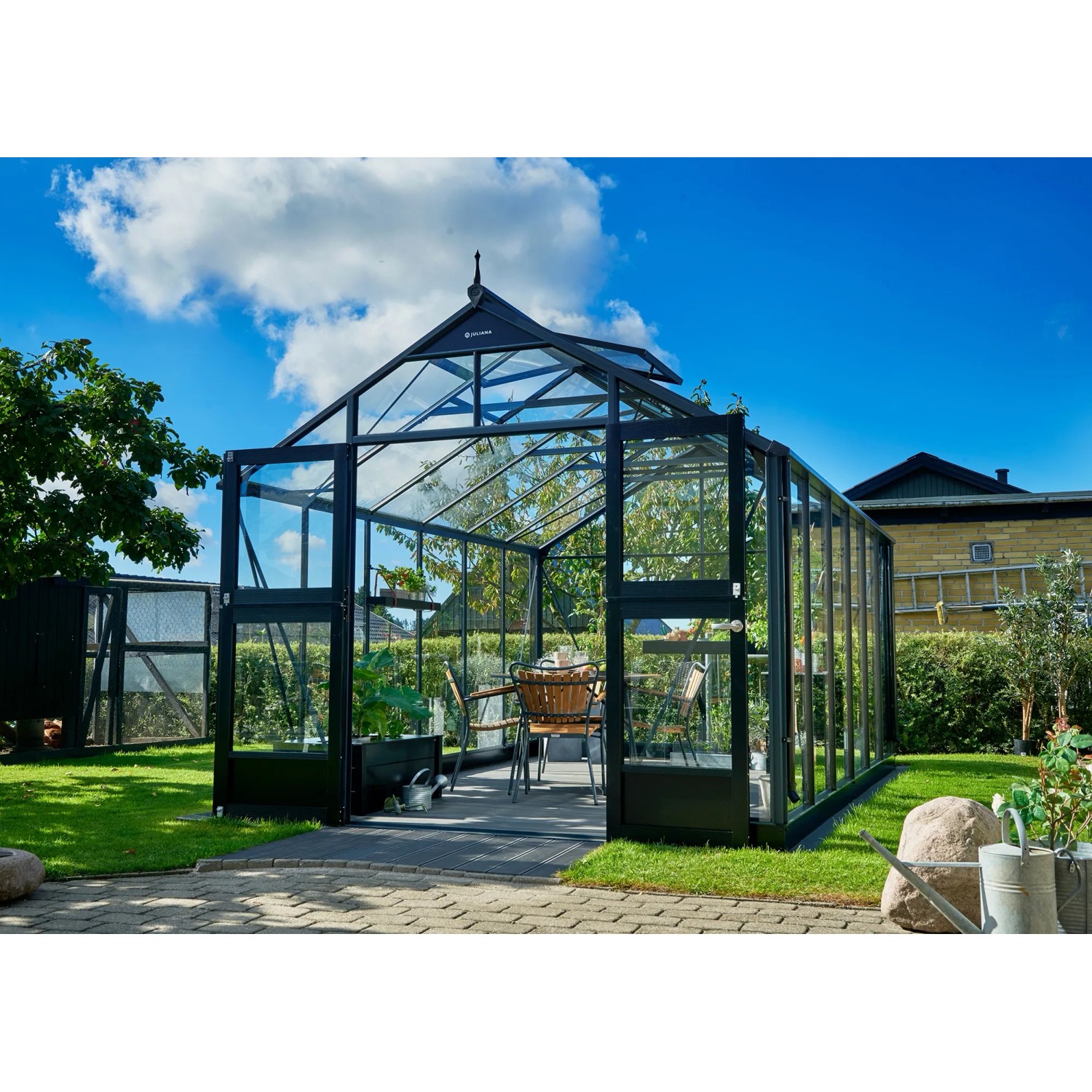Juliana Gewächshaus Premium 13 Anthrazit, 13 m², mit Glas und Aluminiumrahmen im Garten.