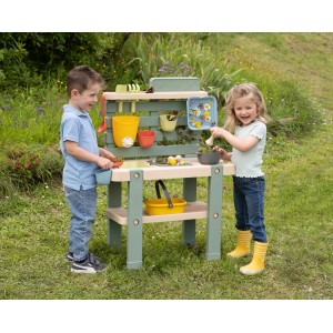 Fröhliche Kinder spielen mit der bunten Smoby Matschküche Life im Garten. Inkl. Zubehör.