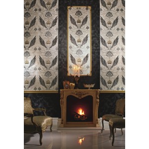 Glööckler Vliestapete Imperial Adlerflügel Beige-Silber im Wohnraum mit Kamin und Möbeln.