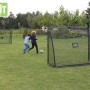 Schwarzes EXIT Coppa Fußballtor aus Stahl (220x170cm) mit spielenden Kindern im Garten.