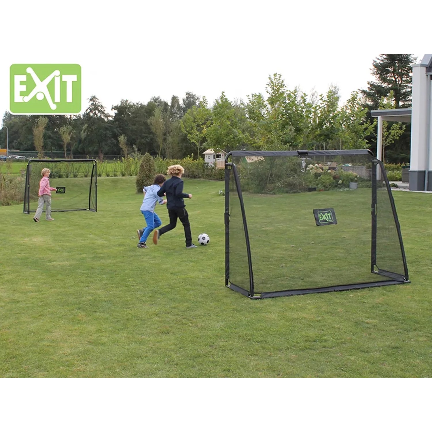 Schwarzes EXIT Coppa Fußballtor aus Stahl (220x170cm) mit spielenden Kindern im Garten.