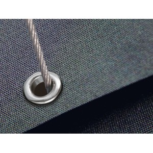 Detailaufnahme: Graue Plane mit Öse und Seilzug. Ösenset für Seilzüge.