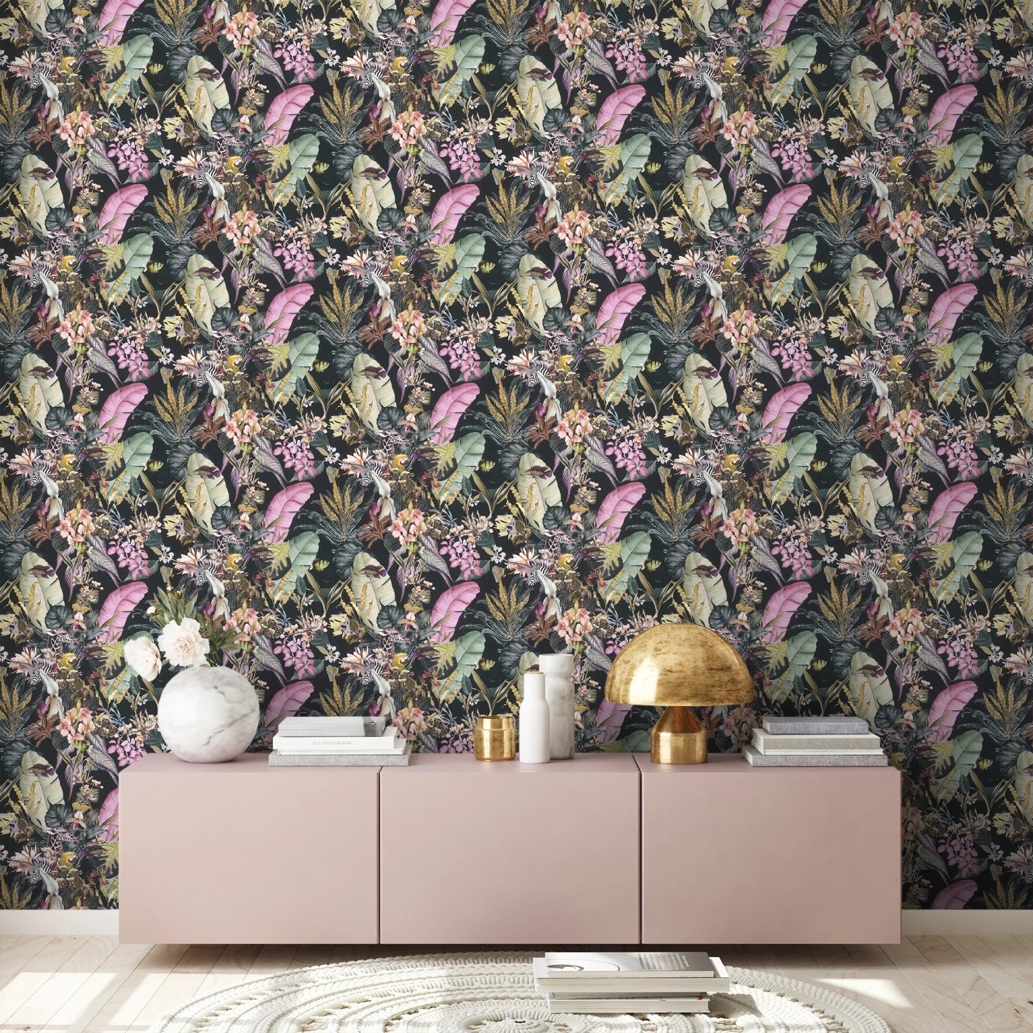 Vliestapete mit Blumen, Tieren, rosa Blättern auf Schwarz, matte Oberfläche.