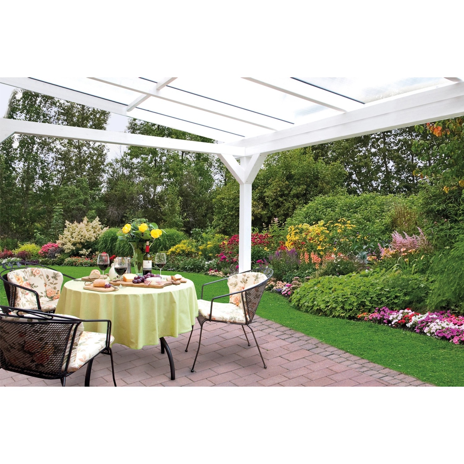 Freistehende Skan Holz Terrassenüberdachung Sanremo Nussbaum mit Gartensitzgruppe.