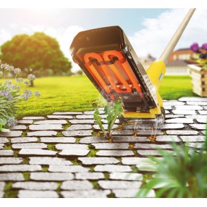 Gloria Thermoflamm Bio Fix Unkrautbrenner in Aktion: Unkrautentfernung auf Pflastersteinen mit Hitze.