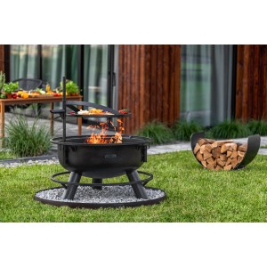 Schwarze CookKing Feuerschale Bandito mit Grillrost und Zubehör im Garten.