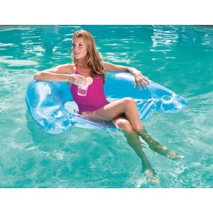 Frau entspannt im blauen Bestway Poolsitz Lazy Lounge mit Getränk im Pool.