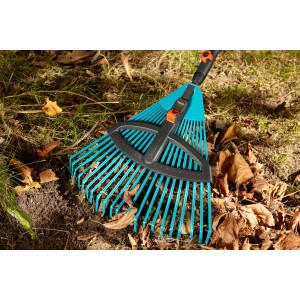 Gardena Verstellbesen Combisystem aus Kunststoff beim Zusammenrechen von Laub.
