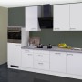 Weiße Flex-Well Exclusiv Küchenzeile Joelina 280 cm mit Beton-Arbeitsplatte und E-Geräten.