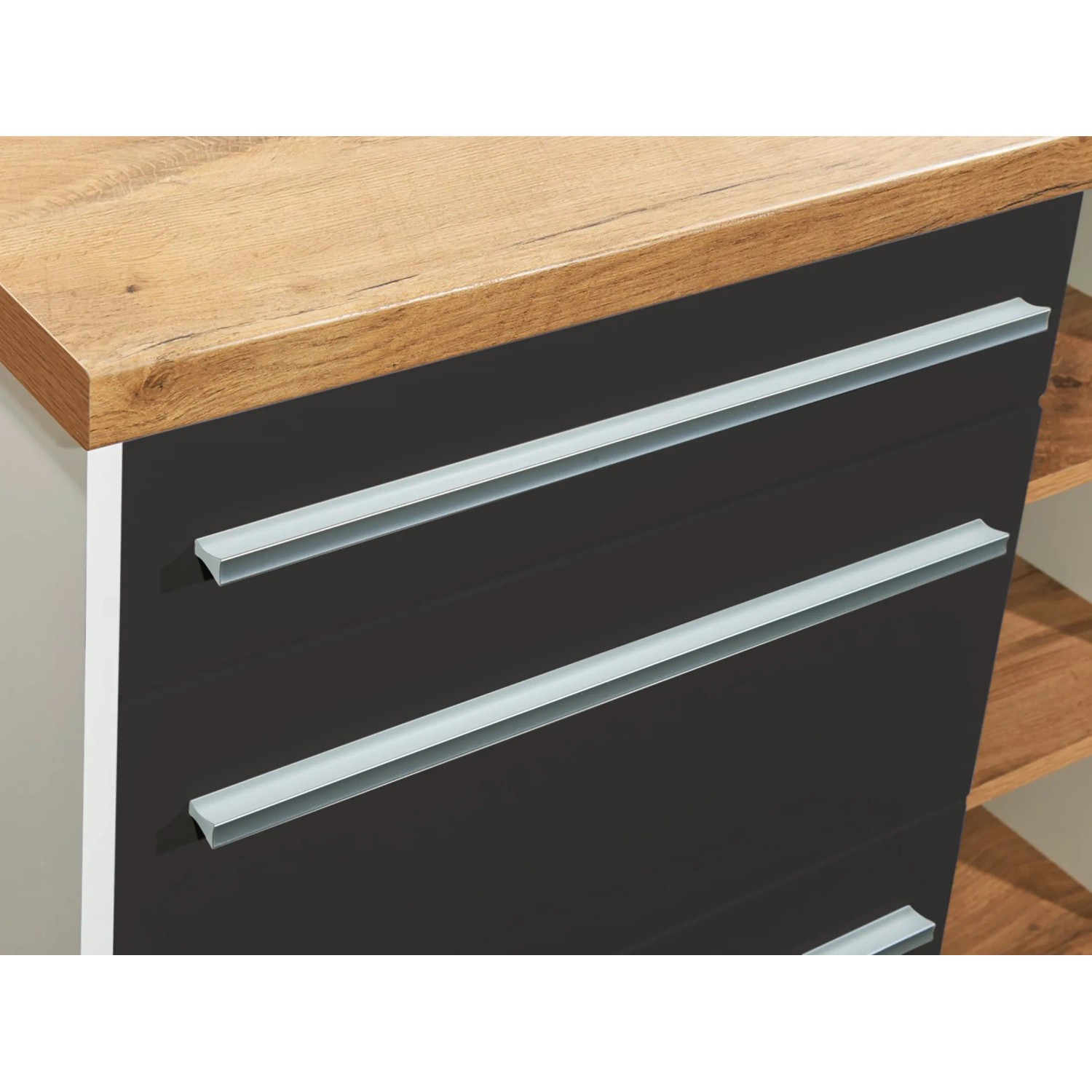 Detailansicht der grauen Respekta Kücheninsel Gabriel mit Holz-Arbeitsplatte und Schubladen.