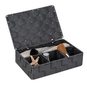Wenko Adria Aufbewahrungskorb dunkelgrau mit Deckel und 4 Fächern, gefüllt mit Badutensilien.