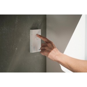 Velux Active Raumluftsensor Kla 300 an Wand montiert, wird mit Finger bedient.