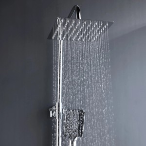 Quadratisches Edelstahl Duschsystem mit Regendusche und Handbrause im Betrieb.