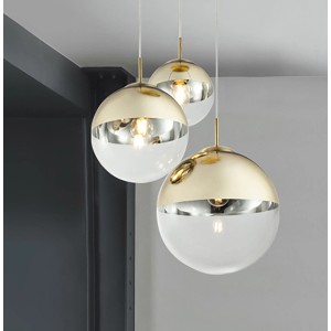 Moderne Globo Pendelleuchte Varus mit drei goldenen Glasschirmen.