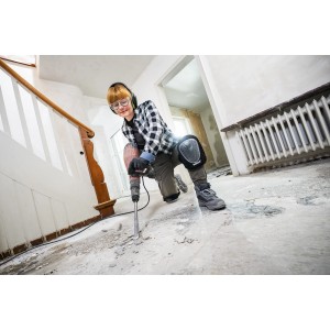 Handwerker mit Wolfcraft Knieschoner-Komfort beim Stemmen auf dem Boden.