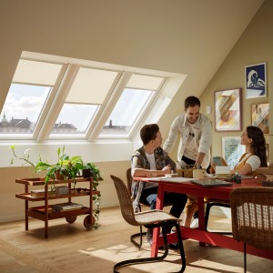 Szene mit Velux Dachfenster-Rollos in Weiß, die Sichtschutz bieten und das Tageslicht mildern.