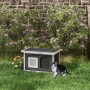 PawHut Outdoor-Katzenhaus aus Tannenholz, grau, mit Sisal-Kratzmatte und Katze im Garten.
