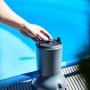 Summer Fun Solar-Pool-Kartuschenfilteranlage 1000 l/h mit Solarmodul am Pool.