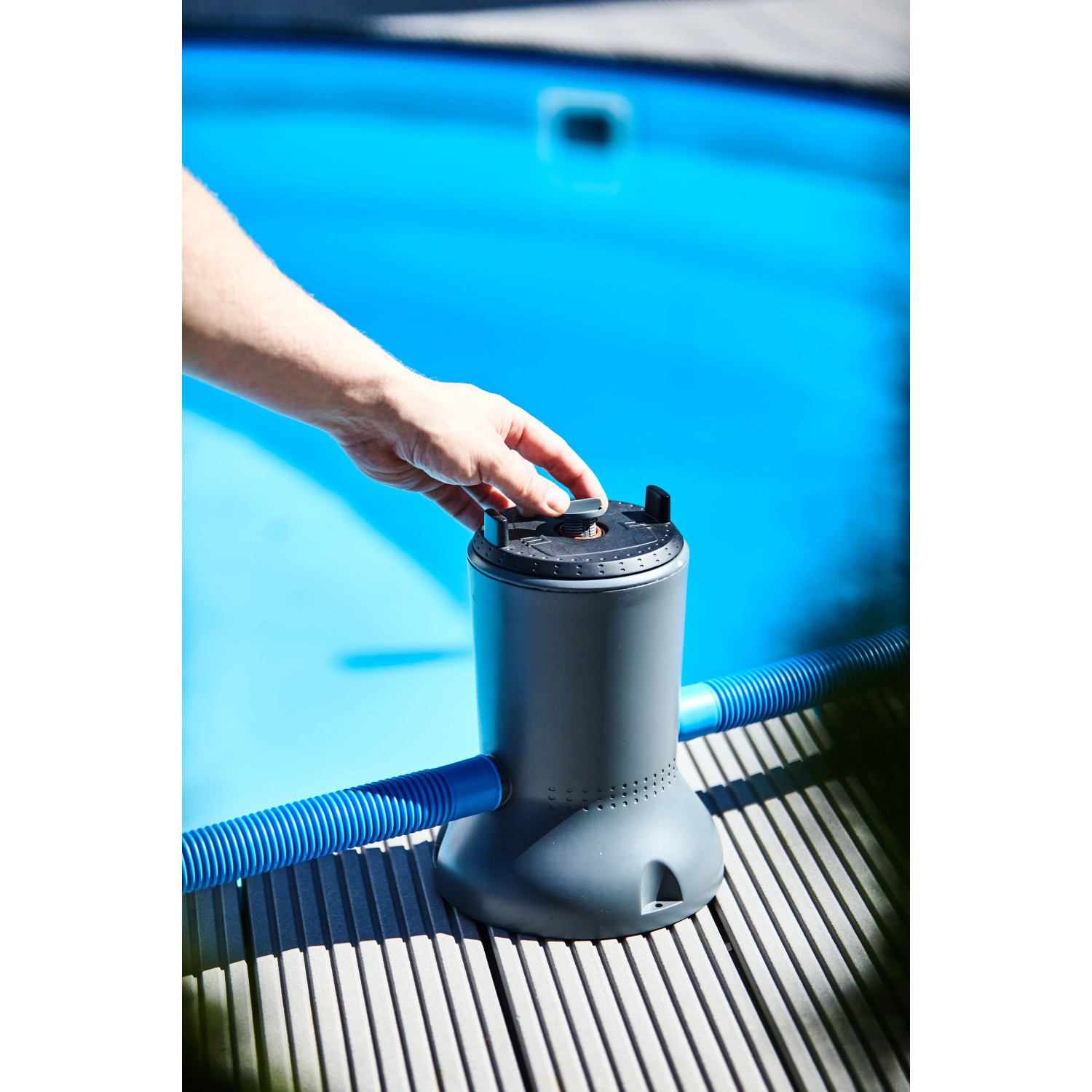 Summer Fun Solar-Pool-Kartuschenfilteranlage 1000 l/h mit Solarmodul am Pool.