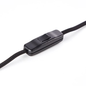 Detailaufnahme des schwarzen Schnurzwischenschalters der Brilliant Tischlampe Sorana.