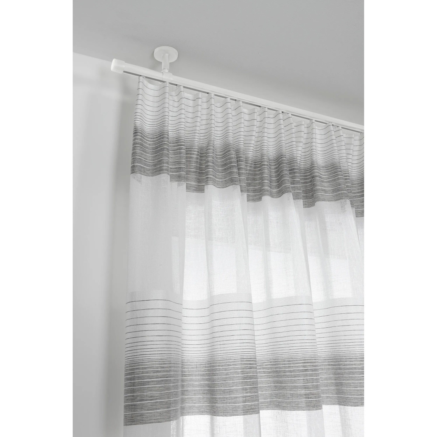 Gardinia Chicago Endstück in Weiß (2er-Pack) an einer Stilgarnitur mit Vorhang.