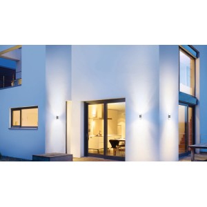 Anthrazitfarbene Steinel Außenleuchte L 910 als Up- und Downlight an einer Hauswand.