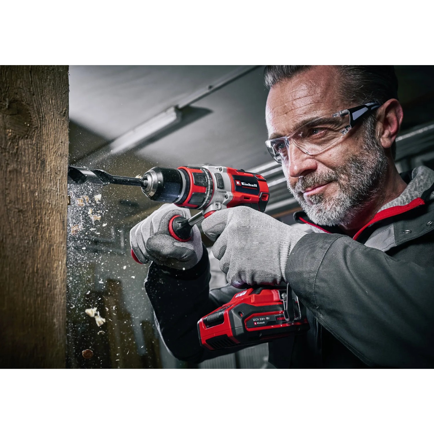 Einhell Akku-Bohrschrauber TP-CD 18/80 Li BL Solo beim Bohren in Holz.