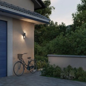 Anthrazitfarbene Philips Fira LED Außenwandleuchte am Haus mit Fahrrad. Wetterfeste, moderne Beleuchtung.