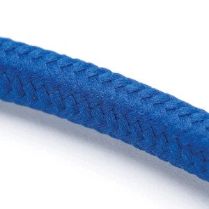 Nahaufnahme eines blauen, geflochtenen Textilkabels für Lampen. 3-adriges Lightstyle Kabel, flexibel und dekorativ.