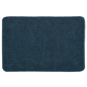 Stahlblauer Kleine Wolke Badteppich Marco, 70x120 cm, flauschig und aus recyceltem Material.