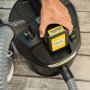Kärcher Aschesauger AD 2 Battery: Detailaufnahme mit eingesetztem Akku. Nass- & Trockensauger.
